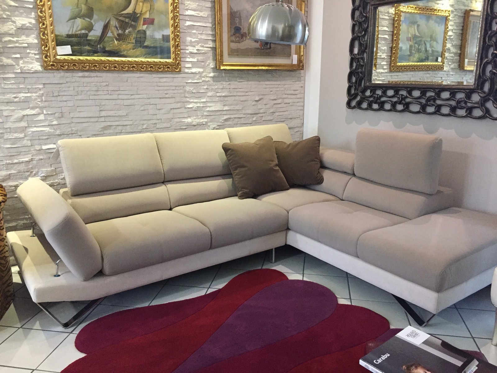 Divano e composizione d'arredo esposti nello showroom di arredi d'interni per Bergamo