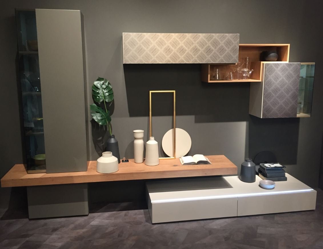 Parete attrezzata di design per la zona giorno di una casa a Bergamo
