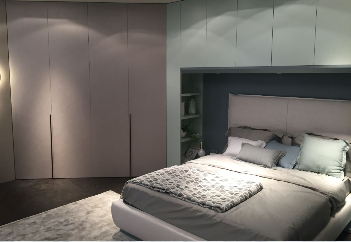 Camera da letto con armadio a ponte e cabina armadio su misura